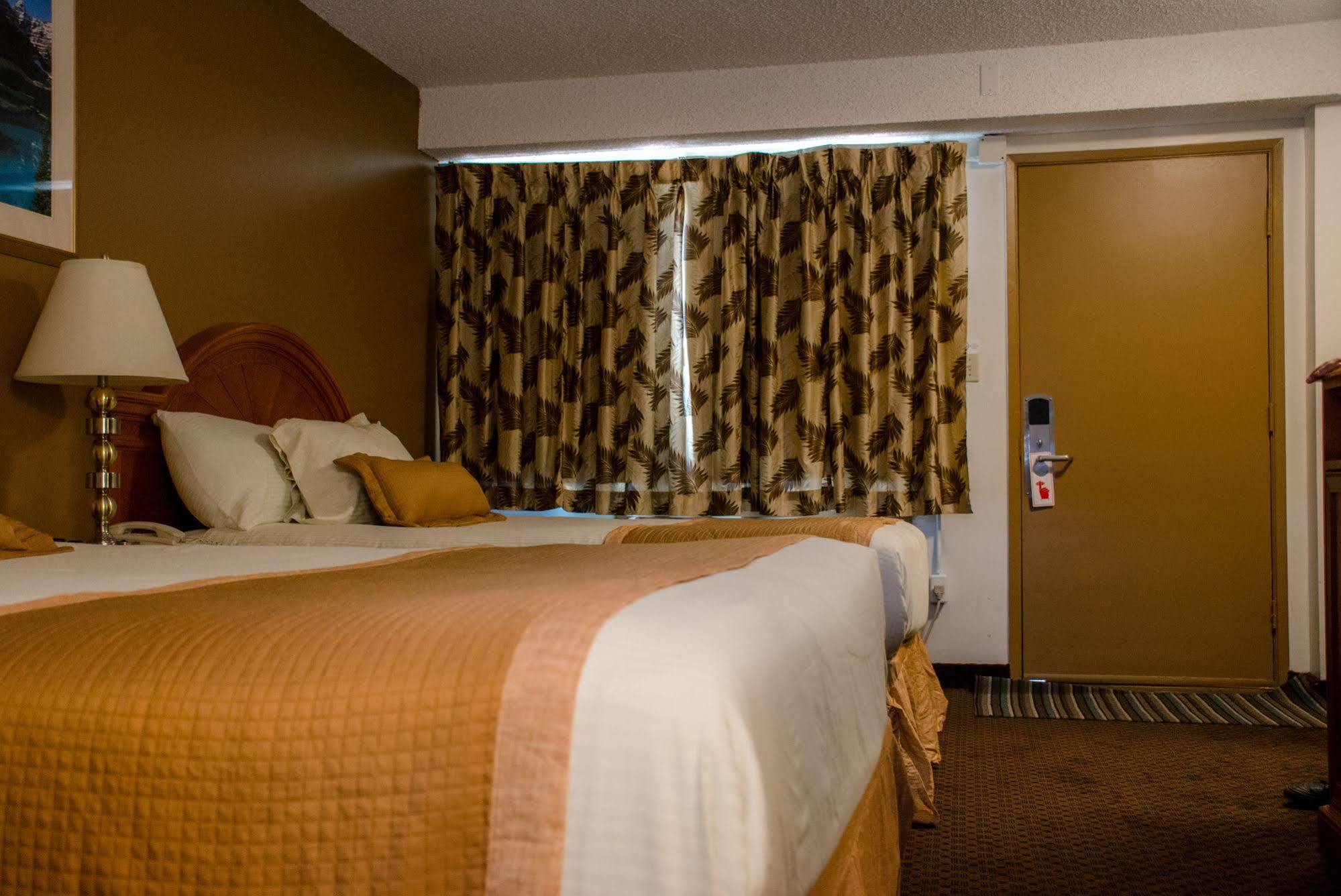 Ramada By Wyndham מדיסין הט מראה חיצוני תמונה